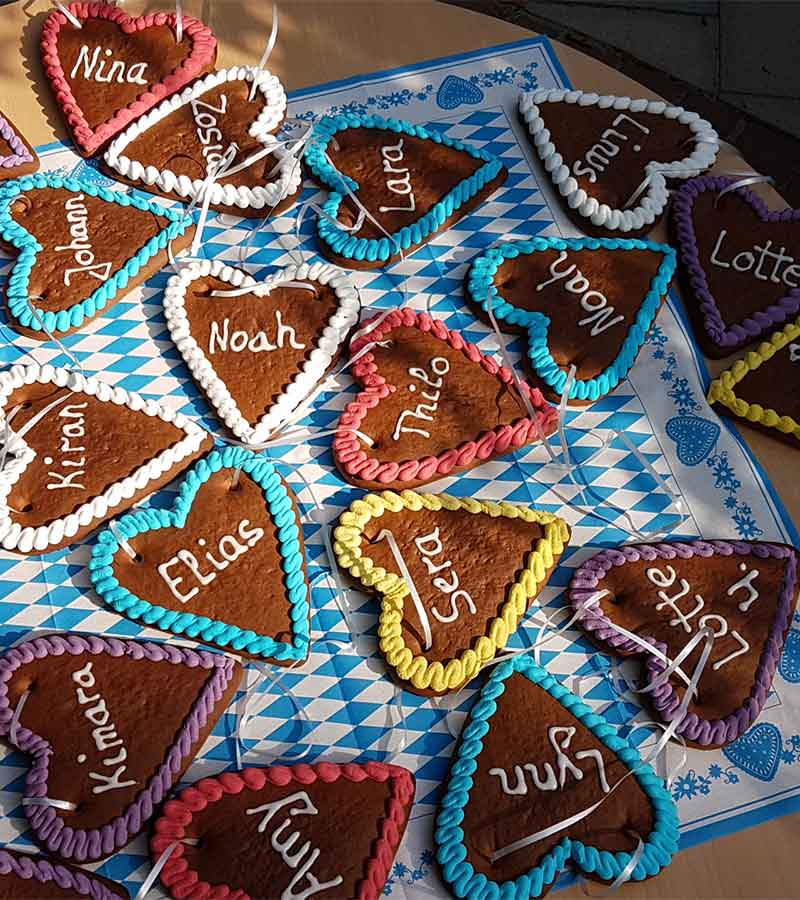 Lebkuchenherzen mit persönlicher Beschriftung in Zuckerschrift